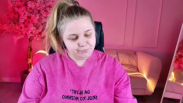 Snapshot of SladaDell chatting on 13, 11, 2025 SladaDell online show from 13, 11, 2025