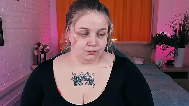 Snapshot of SladaDell chatting on 5, 11, 2025 SladaDell online show from 5, 11, 2025