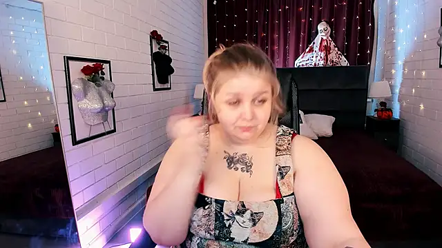 Snapshot of SladaDell chatting on 28, 10, 2025 SladaDell online show from 28, 10, 2025