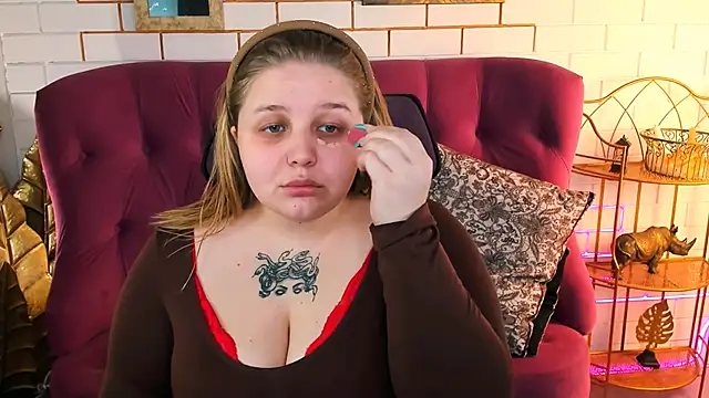 Snapshot of SladaDell chatting on 2, 12, 2025 SladaDell online show from 2, 12, 2025