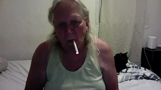 Snapshot of OldLadySara chatting on 20, 10, 2025 OldLadySara online show from 20, 10, 2025