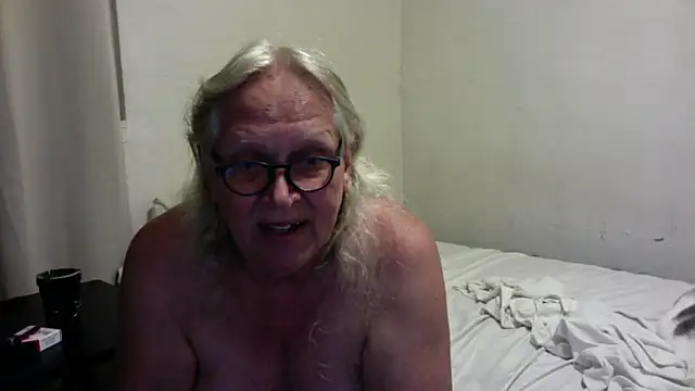 Snapshot of OldLadySara chatting on 17, 9, 2025 OldLadySara online show from 17, 9, 2025