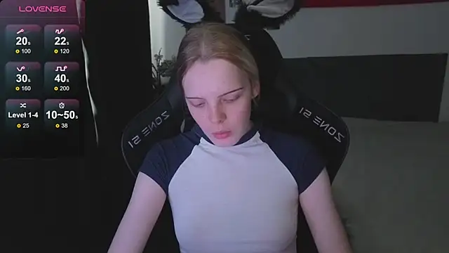 Snapshot of Luna_Navy chatting on 10, 11, 2025 Luna Navy online show from 10, 11, 2025