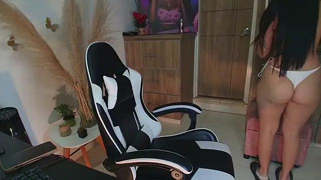 Snapshot of LuluMonroe_Eup chatting on 8, 5, 2026 LuluMonroe Eup online show from 8, 5, 2026