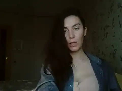 Snapshot of KatalinaQE chatting on 8, 11, 2025 KatalinaQE online show from 8, 11, 2025