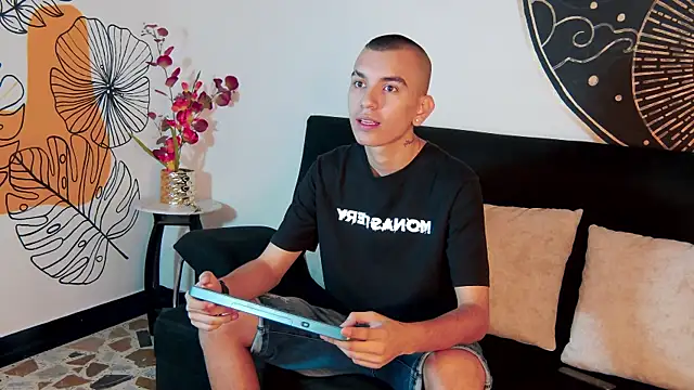 Snapshot of RowanCley chatting on 10, 10, 2025 RowanCley online show from 10, 10, 2025