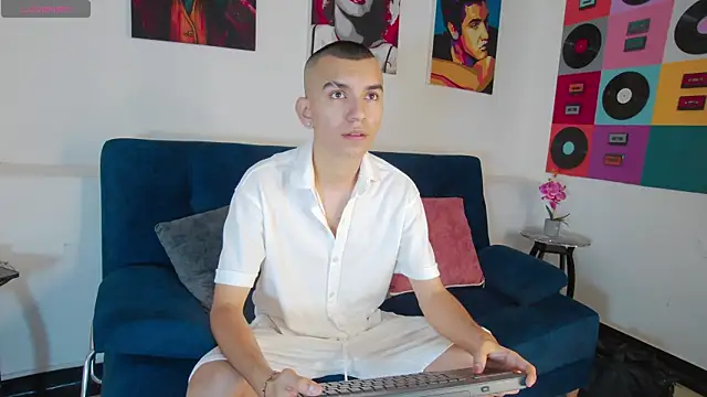 Snapshot of RowanCley chatting on 15, 10, 2025 RowanCley online show from 15, 10, 2025