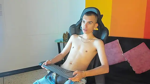 Snapshot of RowanCley chatting on 8, 11, 2025 RowanCley online show from 8, 11, 2025