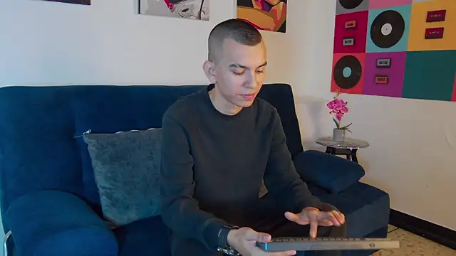 Snapshot of RowanCley chatting on 17, 10, 2025 RowanCley online show from 17, 10, 2025