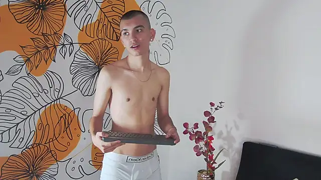 Snapshot of RowanCley chatting on 30, 10, 2025 RowanCley online show from 30, 10, 2025