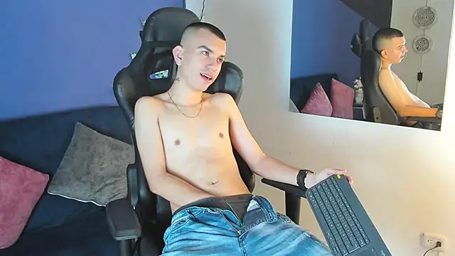 Snapshot of RowanCley chatting on 10, 11, 2025 RowanCley online show from 10, 11, 2025