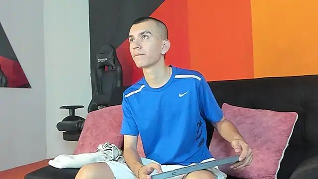 Snapshot of RowanCley chatting on 20, 10, 2025 RowanCley online show from 20, 10, 2025