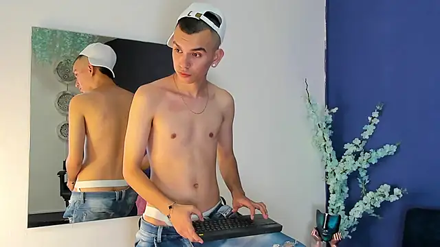 Snapshot of RowanCley chatting on 15, 11, 2025 RowanCley online show from 15, 11, 2025