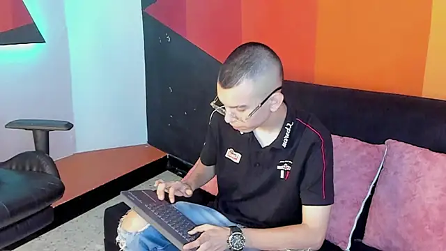 Snapshot of RowanCley chatting on 21, 10, 2025 RowanCley online show from 21, 10, 2025