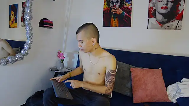 Snapshot of RowanCley chatting on 13, 10, 2025 RowanCley online show from 13, 10, 2025