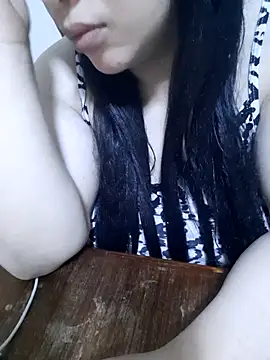 Snapshot of Madam-bezoul- chatting on 14, 11, 2025 Madam-bezoul- online show from 14, 11, 2025