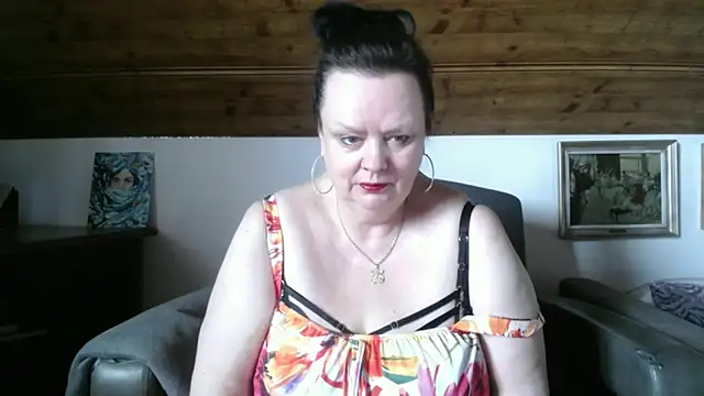 TiffanyMature online show from 9, 5, 2026