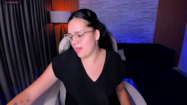 Snapshot of karlie_small chatting on 18, 7, 2026 karlie small online show from 18, 7, 2026