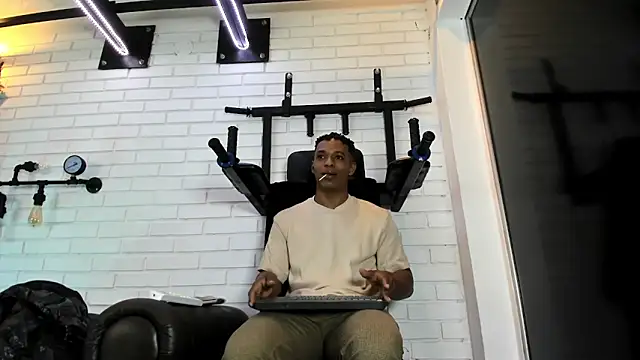 ItaloMoore online show from 19, 12, 2025