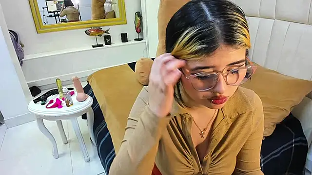 dafnelee online show from 4, 10, 2025