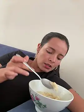 Mia jhoonson online show from 4, 3, 2026