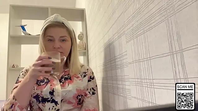 Blondie xoxoxo online show from 21, 10, 2025