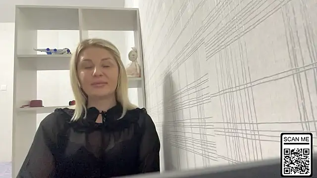 Blondie xoxoxo online show from 24, 10, 2025