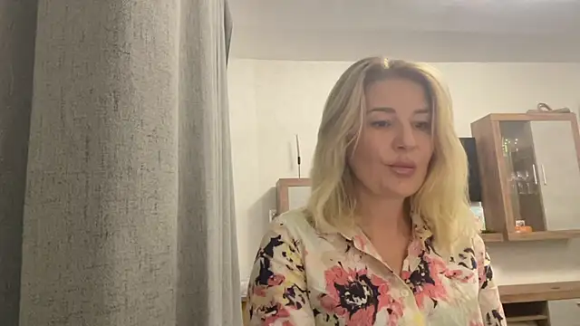 Blondie xoxoxo online show from 16, 9, 2025