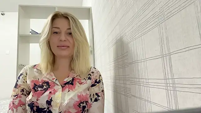 Blondie xoxoxo online show from 23, 9, 2025