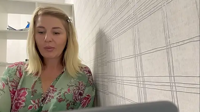 Blondie xoxoxo online show from 19, 9, 2025