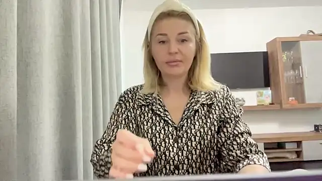 Blondie xoxoxo online show from 11, 9, 2025