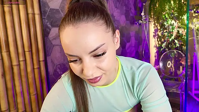 Snapshot of shes_rebel chatting on 9, 10, 2025 shes rebel online show from 9, 10, 2025