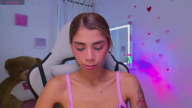 BrunetteAdams001 online show from 17, 6, 2026