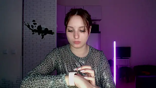 Snapshot of Leonaalove chatting on 2, 4, 2026 Leonaalove online show from 2, 4, 2026