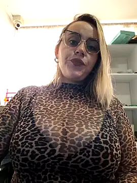 Snapshot of CurvyLust_x chatting on 6, 11, 2025 CurvyLust x online show from 6, 11, 2025