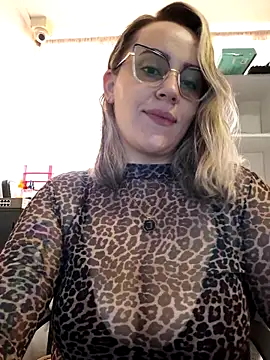 Snapshot of CurvyLust_x chatting on 20, 11, 2025 CurvyLust x online show from 20, 11, 2025