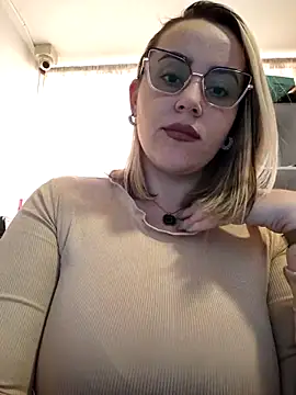 Snapshot of CurvyLust_x chatting on 5, 11, 2025 CurvyLust x online show from 5, 11, 2025