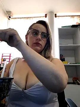 Snapshot of CurvyLust_x chatting on 23, 10, 2025 CurvyLust x online show from 23, 10, 2025