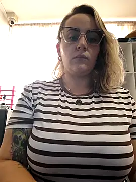 Snapshot of CurvyLust_x chatting on 4, 11, 2025 CurvyLust x online show from 4, 11, 2025