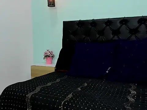 Marianee Rousse online show from 10, 11, 2025