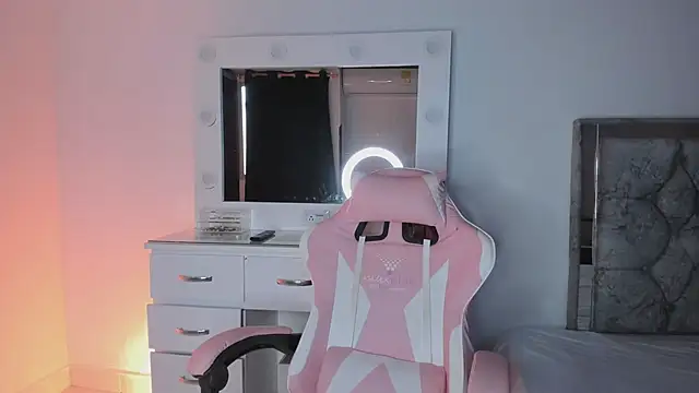 lovingdarcy  online show from 2, 11, 2025