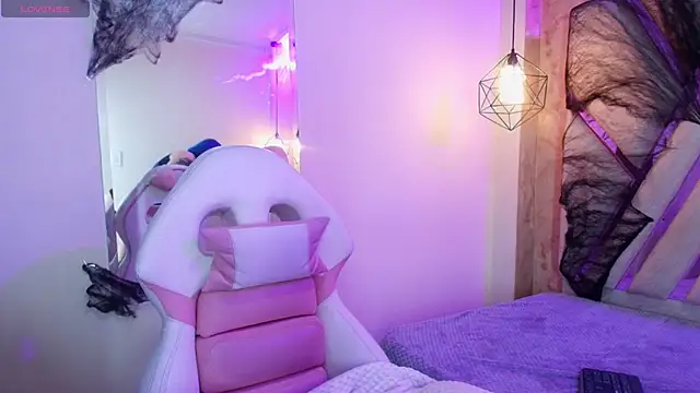 Lilith curvy online show from 3, 11, 2025