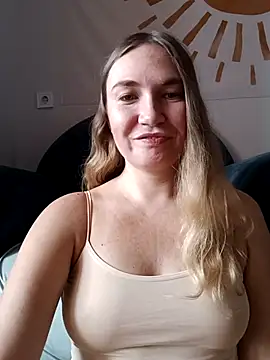 Snapshot of KisaVixen chatting on 4, 10, 2025 KisaVixen online show from 4, 10, 2025