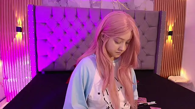 Snapshot of Suxan_White_ chatting on 17, 11, 2025 Suxan White online show from 17, 11, 2025