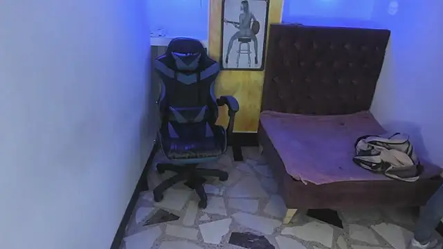 Snapshot of alison_moon7 chatting on 4, 11, 2025 alison moon7 online show from 4, 11, 2025