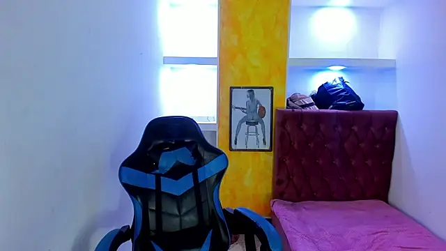 Snapshot of alison_moon7 chatting on 20, 10, 2025 alison moon7 online show from 20, 10, 2025