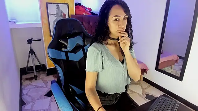 Snapshot of alison_moon7 chatting on 24, 10, 2025 alison moon7 online show from 24, 10, 2025