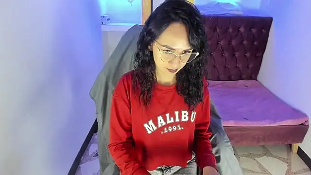 Snapshot of alison_moon7 chatting on 28, 10, 2025 alison moon7 online show from 28, 10, 2025