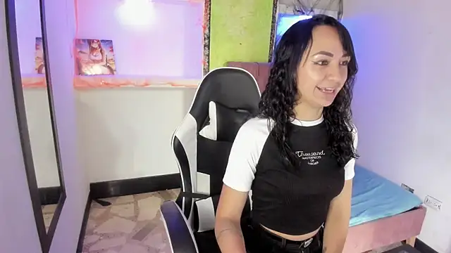 Snapshot of alison_moon7 chatting on 25, 10, 2025 alison moon7 online show from 25, 10, 2025