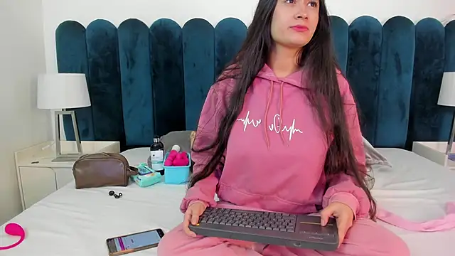 EmilyHanks  online show from 12, 1, 2026